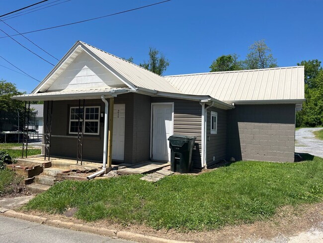 Building Photo - Studio Home located in Greeneville, TN