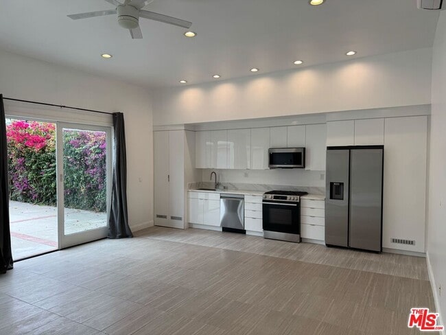 Building Photo - 429 S Gretna Green Way Rental
