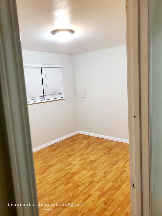 Dormitorio 1 - 3343 Ward Ave