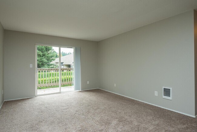 Village at Sunrise | Plano de la sala de estar con balcón - Village at Sunrise