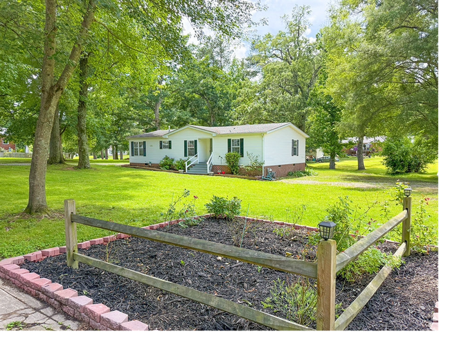 Building Photo - 3-Bedroom Home on Quiet Corner in Burkeville!