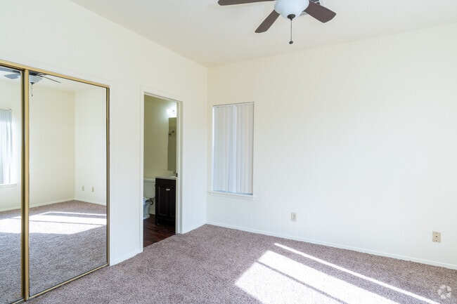 2BR, 2BA - 957SF - Primary Bedroom