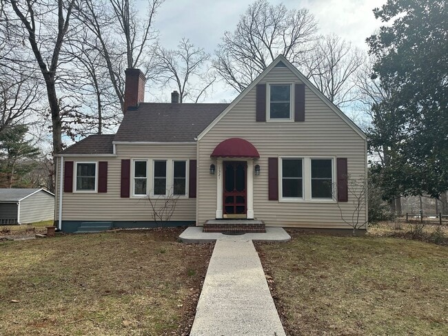 Building Photo - House in Bedford with Lot of Outdoor Space.