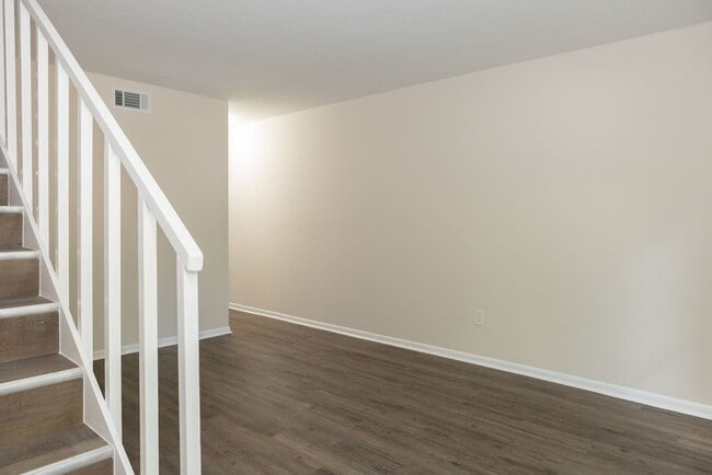 Photo - 107 Hampton Dr