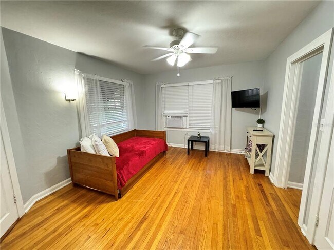 Photo - 607 Harwood St