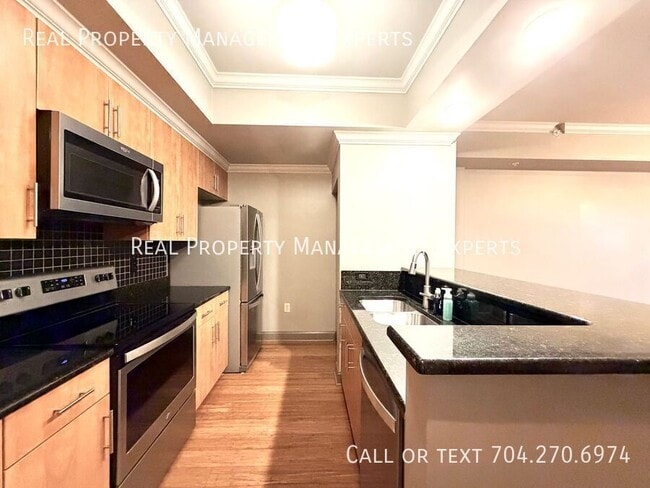 Photo - 300 W 5th St