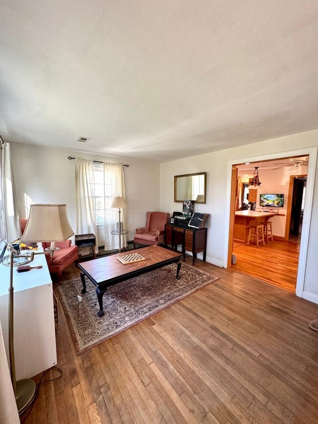 Photo - 5 Bed 2 Bath Home for Rent in Chesapeake!