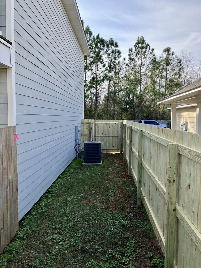 Privacy fenced side yard - 1332 Tropical Cv