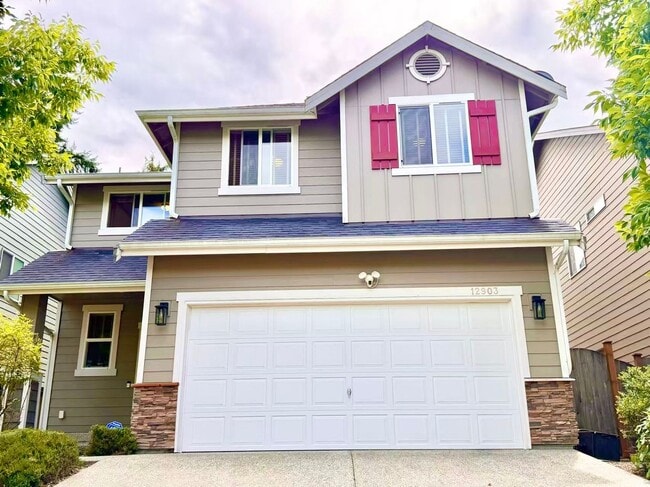 Building Photo - Stunning 4BR Woodmark Home with Office,A/C & Tesla Charger - Walk to Top Schools!