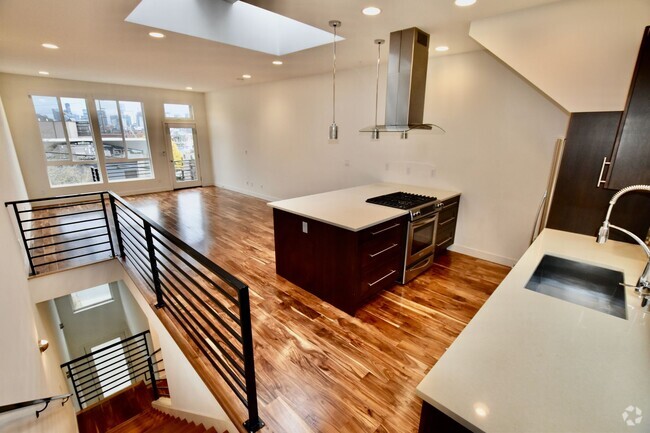 Building Photo - Gorgeous Eastlake Townhome - Stellar Locat...