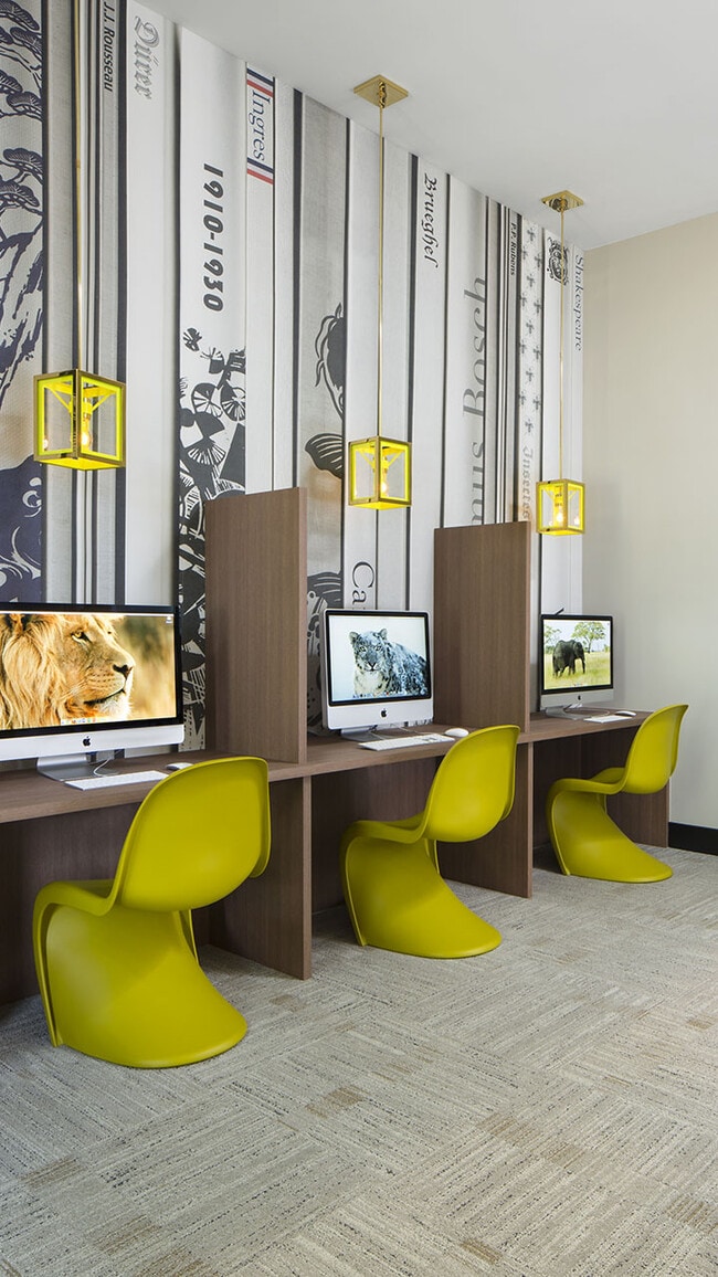 Centro de negocios comunitario del apartamento con estación de trabajo MAC en la estación Griffis Belleview en Denver, Colorado.