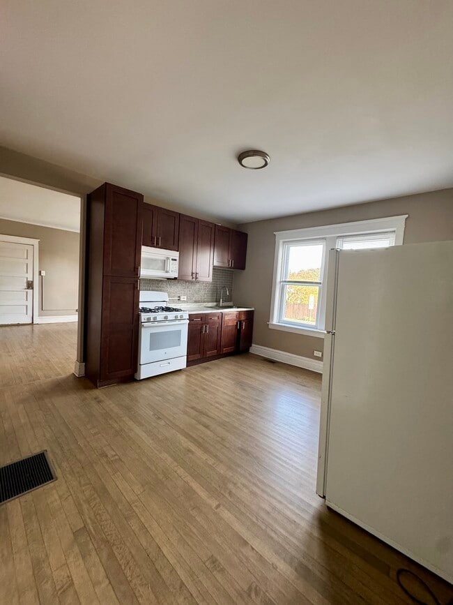 Photo - 2345 Cuyler Ave Unit 2R