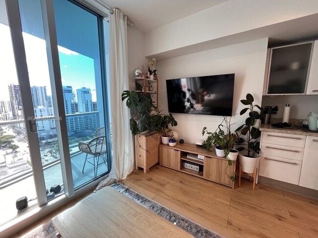 Building Photo - 185 SW 7th St Unit 2006