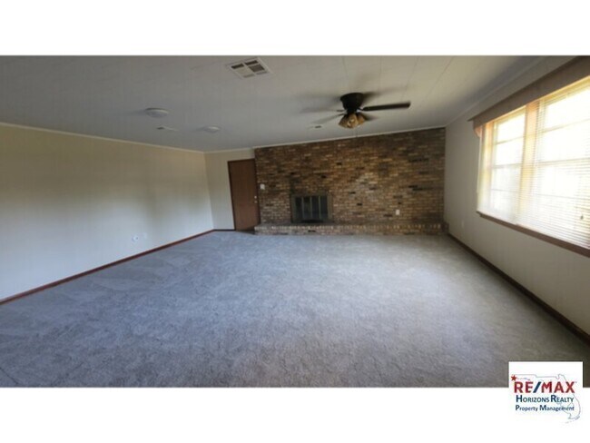 Photo - Fabulous move in ready home!