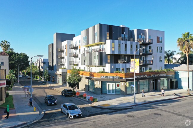 Photo - 5400 Hollywood Family Apartments