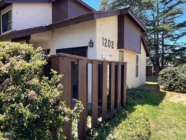 Building Photo - Cozy Lompoc Townhouse