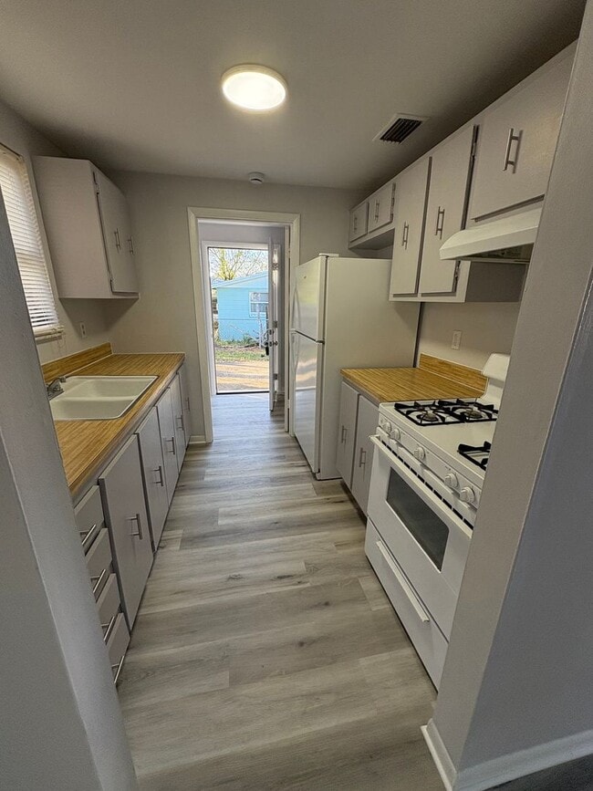 Photo - Great 2 large Bedrooms and 2 bath Beauty! Wonderful location. Call Sheila 407-687-7900