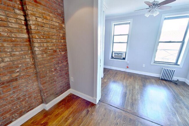 722 Tenth Avenue (49th & 50th St), #4D