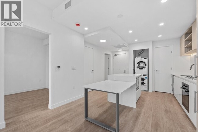 Photo - 1981 Macdonald St Unit 406