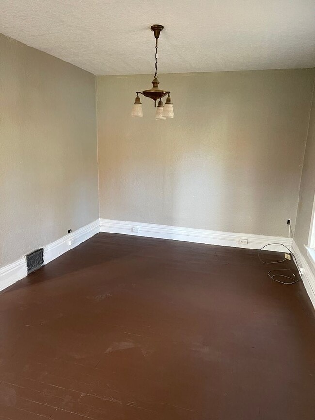 Photo - 4 Bed / 1.5 Bath Two Story House for Rent!!