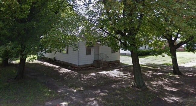 Building Photo - 3 Bedroom Home with Washer/Dryer Hook up