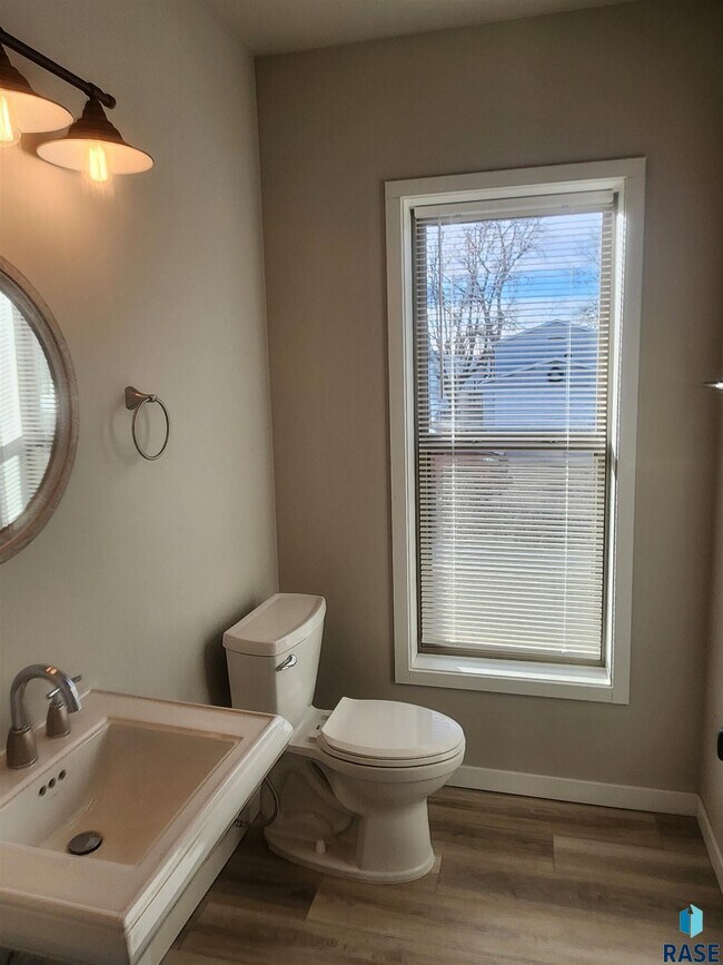 Photo - 712 E 6th St