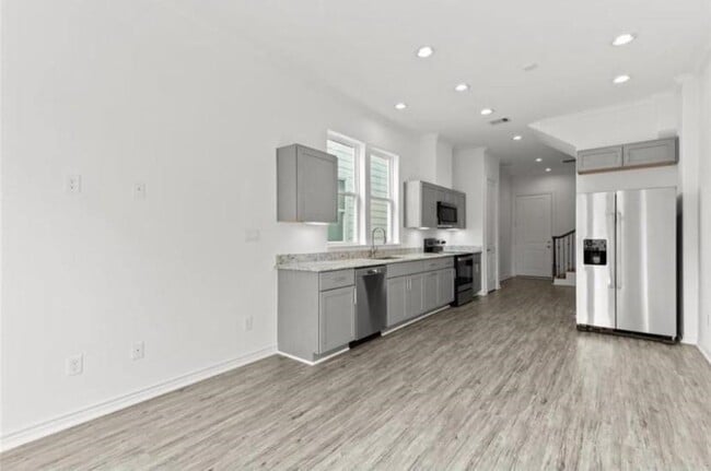 Photo - 3249 Real St