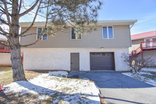 Building Photo - *** PENDING   APPLICATION *** Unit Apt 8