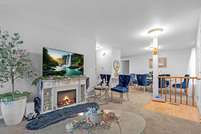 Photo - 691 W Streamwood Blvd