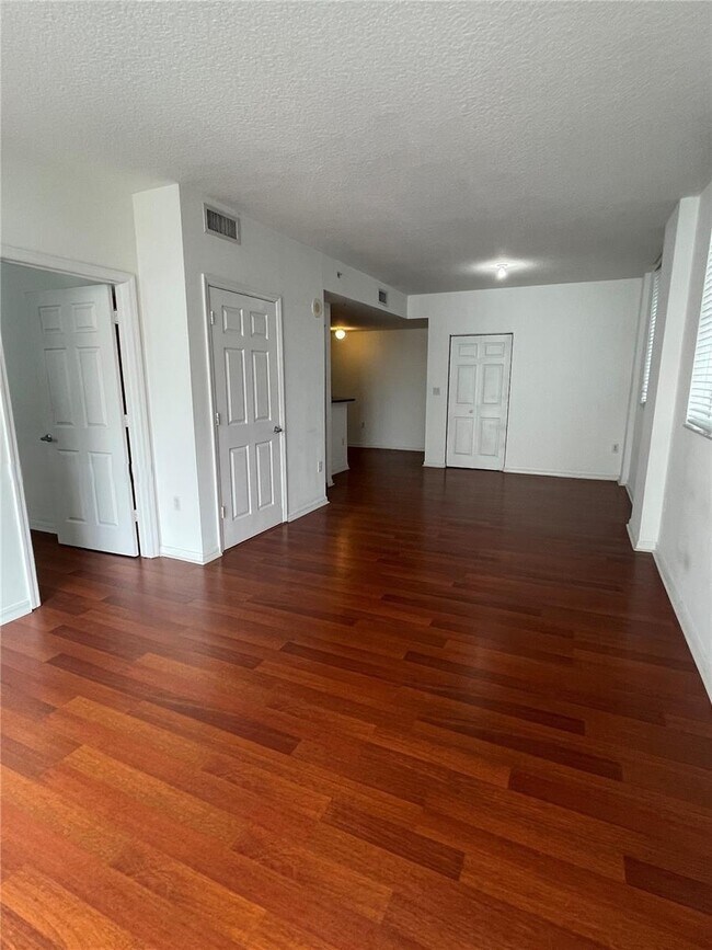 Photo - 115 SW 11th St Unit 605