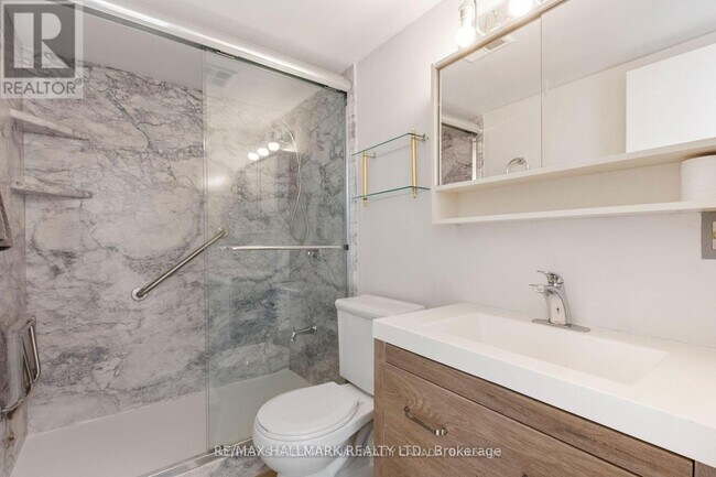 Photo - 249 Major Mackenzie Dr E Unité 105