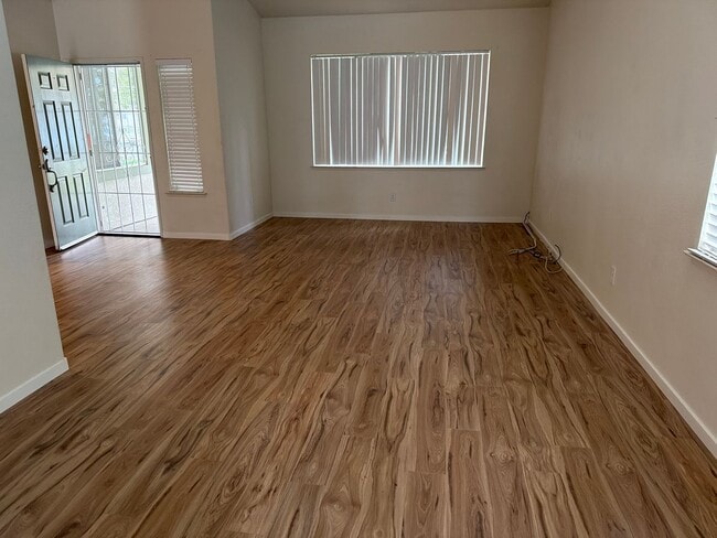 Photo - 473 Cabernet St