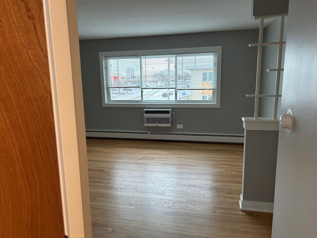 Living Room - 9610 N Greenwood Ave Unit 2E