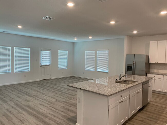 Photo - Large House in Heather Glen! 5 Bedrooms plus a Study & Game Room / Fridge Included / Gas Cooking ...