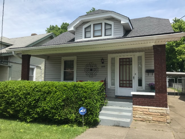Building Photo - 1109 Julia Ave