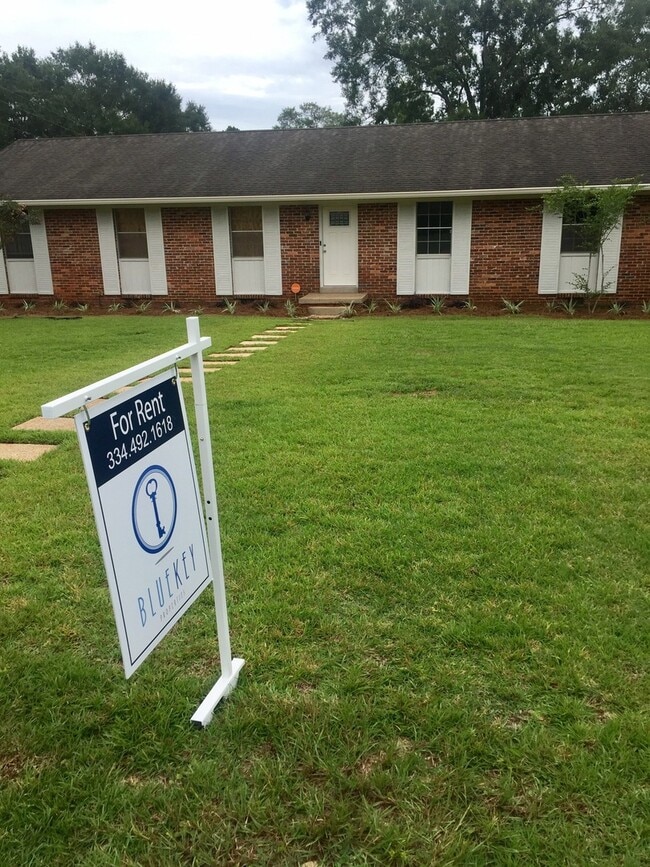 Building Photo - Beautiful home in quiet neighborhood