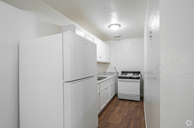 1BR, 1BA - 606SF - Kitchen
