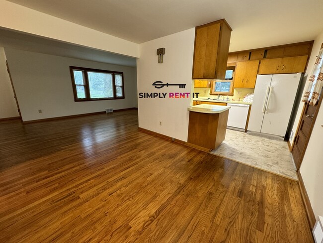 Photo - 4 Bedroom Near Campus with Hardwood Floors! Casa