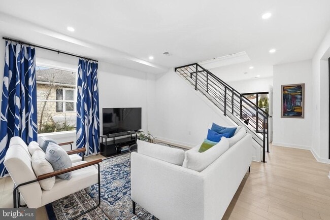 Photo - 2211 Franklin St NE