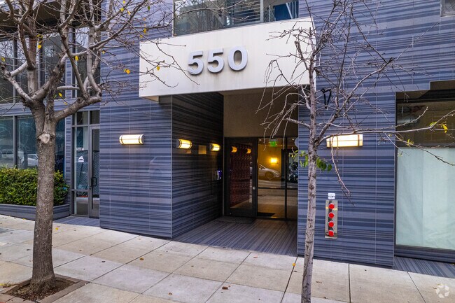 Entrance - 550-560 18th St