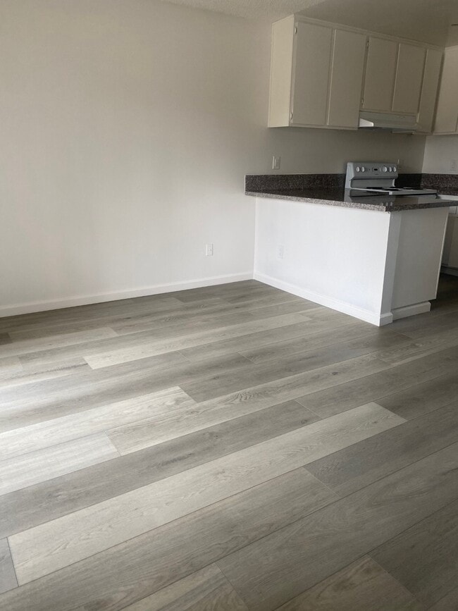 Amplia sala de estar/comedor del estudio - Ming Garden Apartments