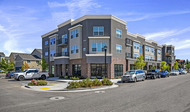 Building Photo - Beautiful 3-Bed, 2-Bath Apartment in The B...