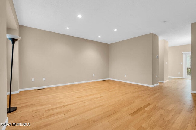 Photo - 87 Richmond Ct S