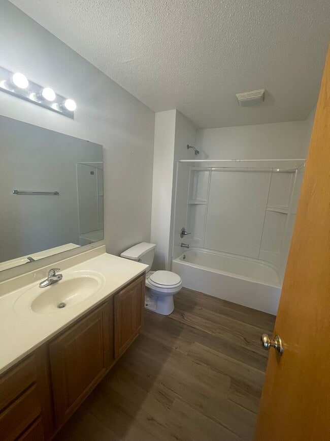 Photo - AVAILABLE July 2026!!!  2 bedroom, 1 bath condo in charming Oxford! Unidad 9