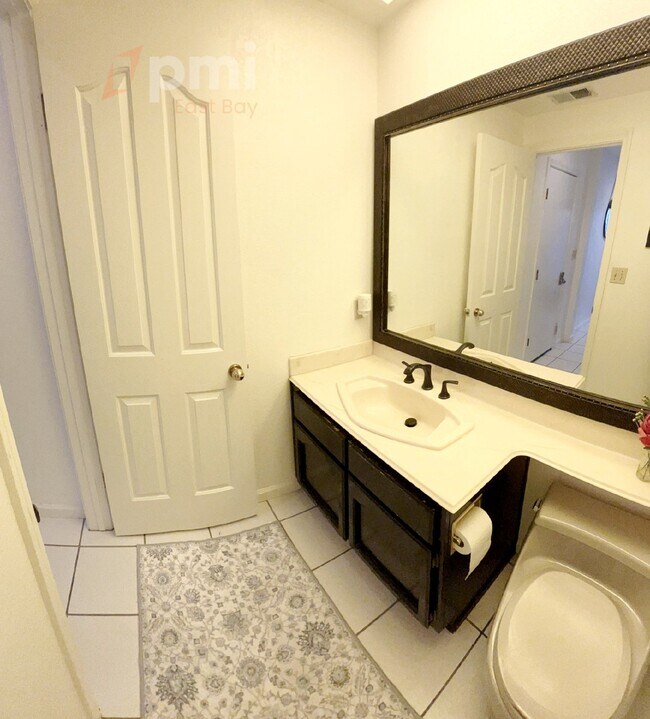 Exquisite 4-Bedroom Solar Home in Prime Location with Community Amenities