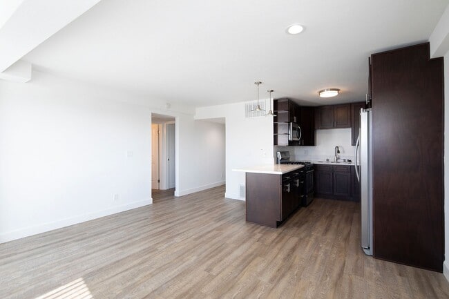 Building Photo - Beautiful Bird Rock 2 Br with W/D and Garage Parking ~ Amazing Location! Unit 3E