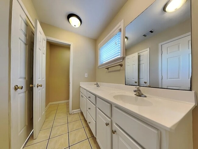 Photo - 64 Kenyon St SE