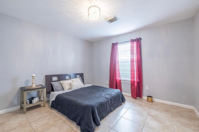 Photo - 305 N Ennis St