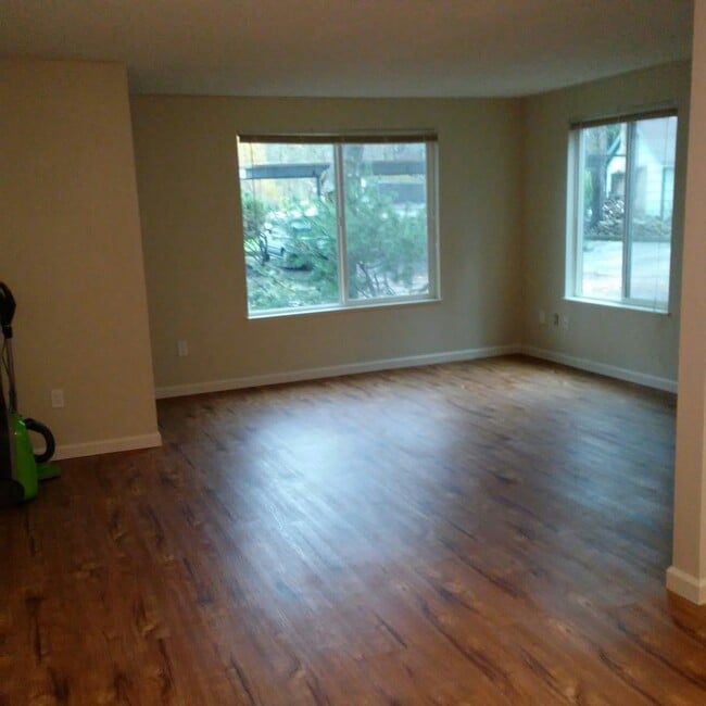 Photo - Cedarcrest Apart - 3 Unit B