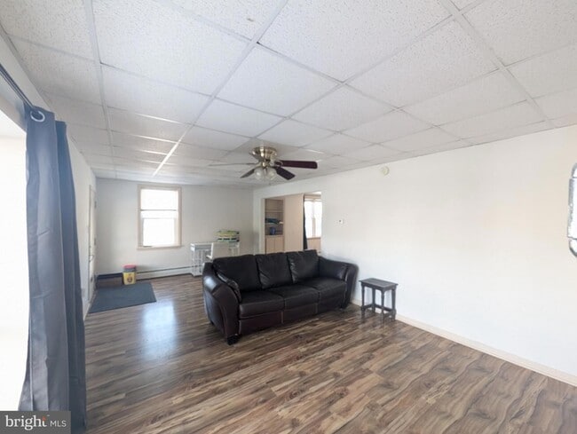 Photo - 213 Lincoln Way W